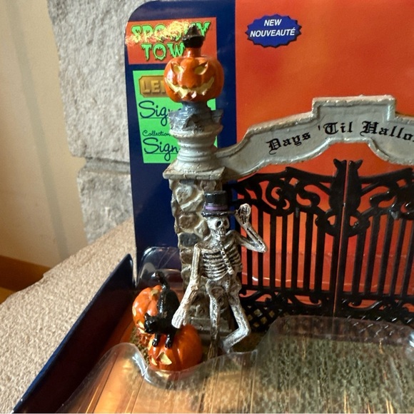 Lemax Spooky Town HALLOWEEN GATEWAY  Village Countdown Signature Collection - Picture 7 of 7